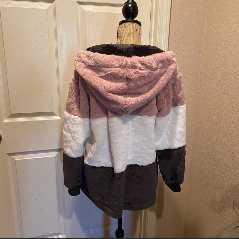 Long sleeve color block jacket with pullover hood. - Picture 3 of 4